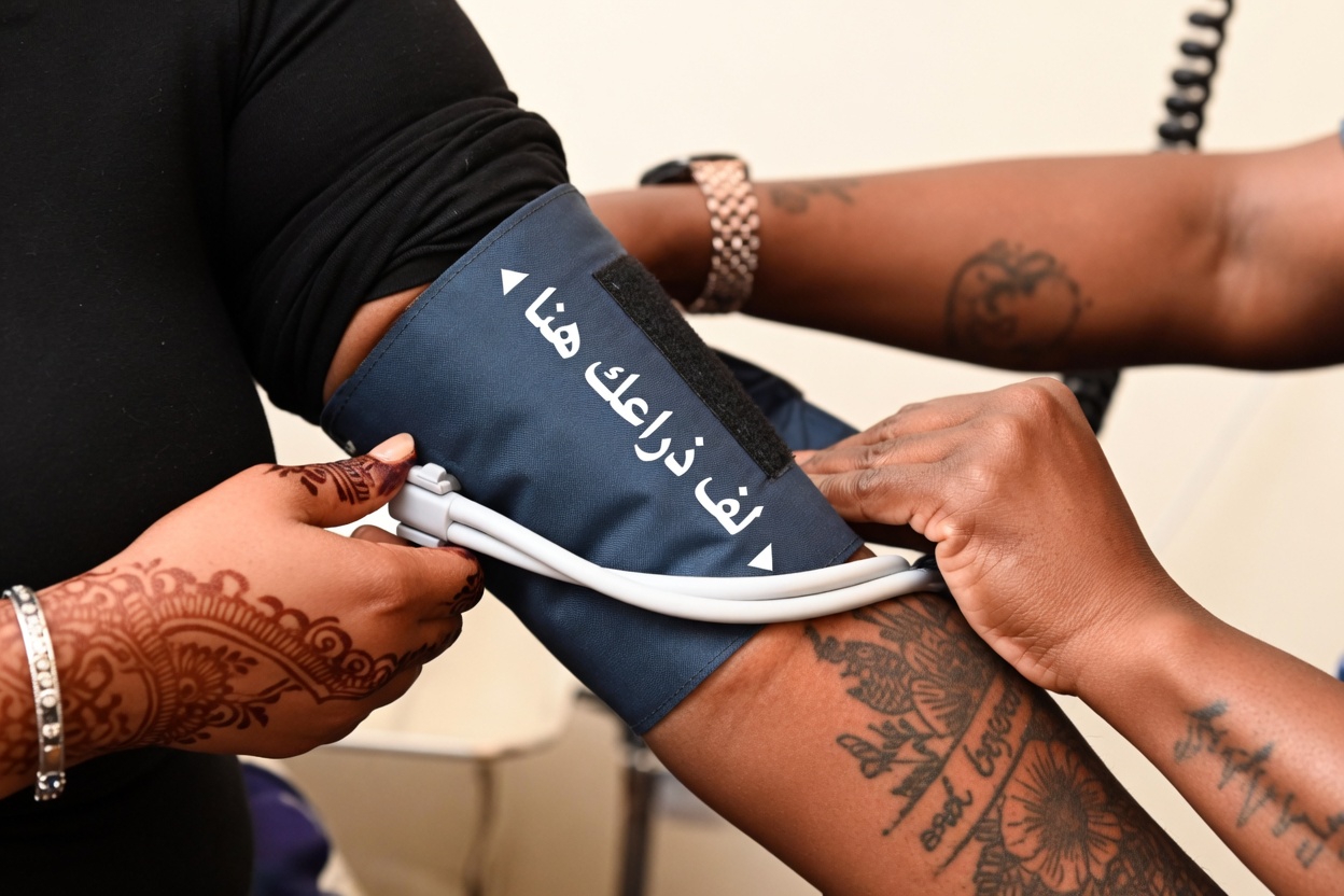 دراسة جديدة من جونز هوبكنز تكشف كيف يمكن لوضعية ذراعك أثناء قياس ضغط الدم أن تؤثر في الأرقام التي تراها