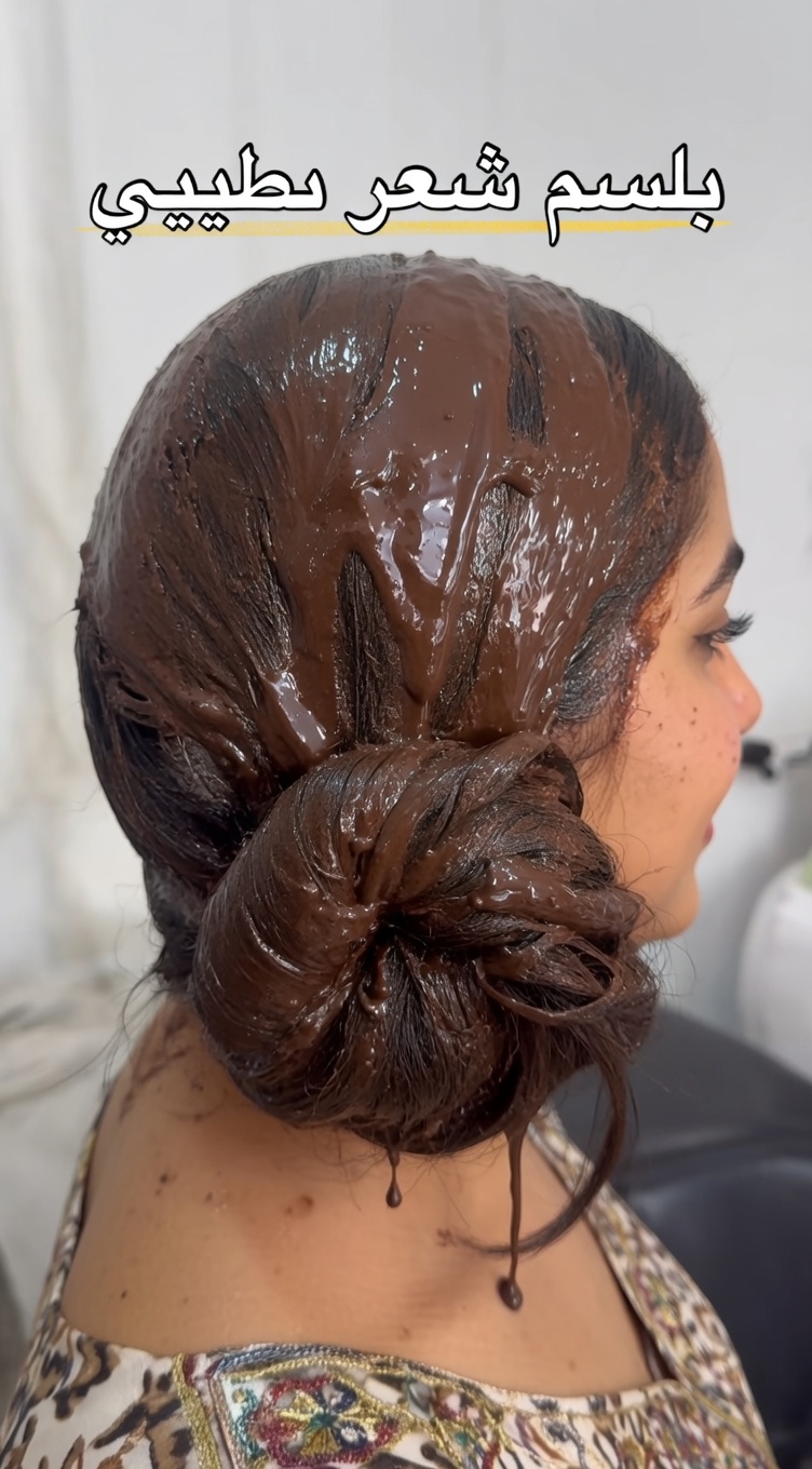 اكتشف السر الهندي القديم: قناع شعر طبيعي بالحناء لشعر أقوى وأكثر لمعانًا وتغطية للشيب