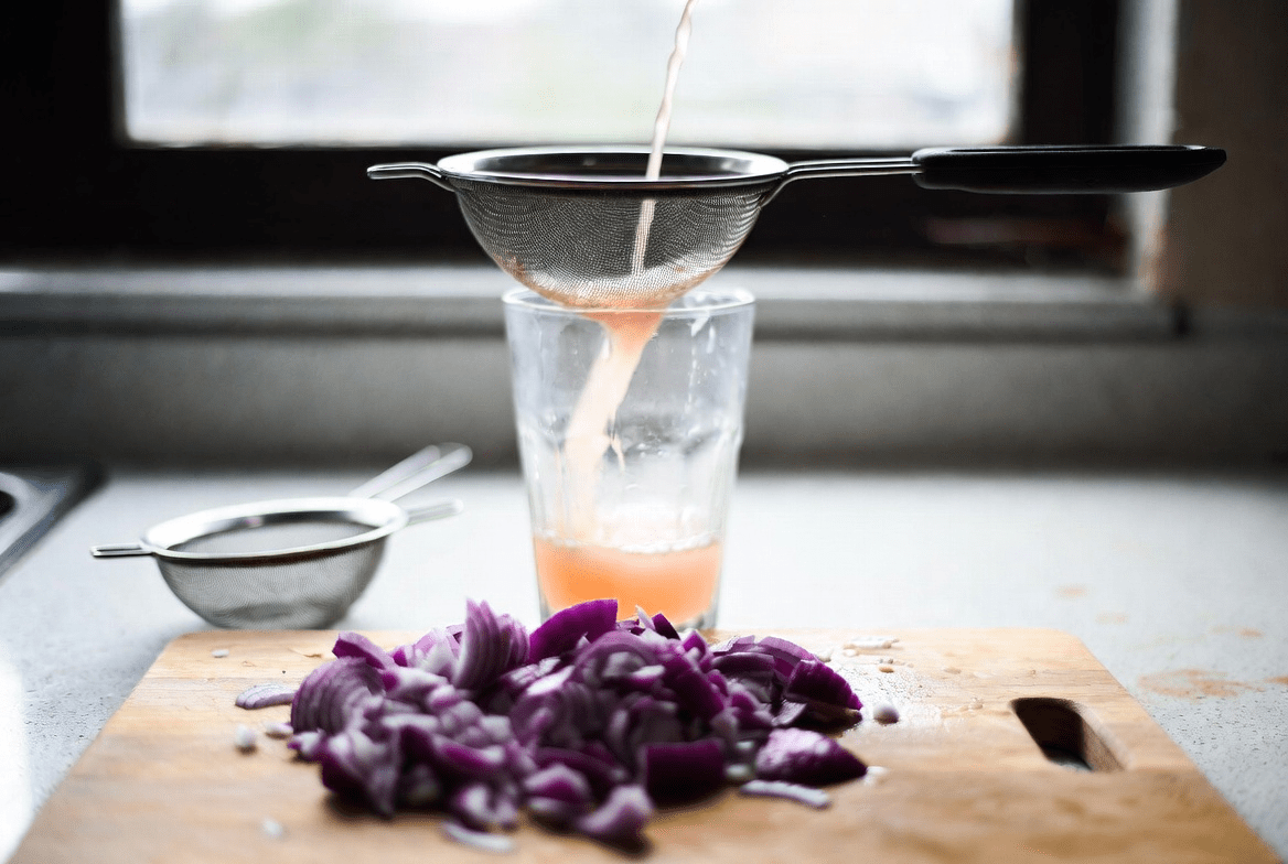 البصل الأحمر وسكر الدم: استكشاف عنصر بسيط من المطبخ للعافية اليومية