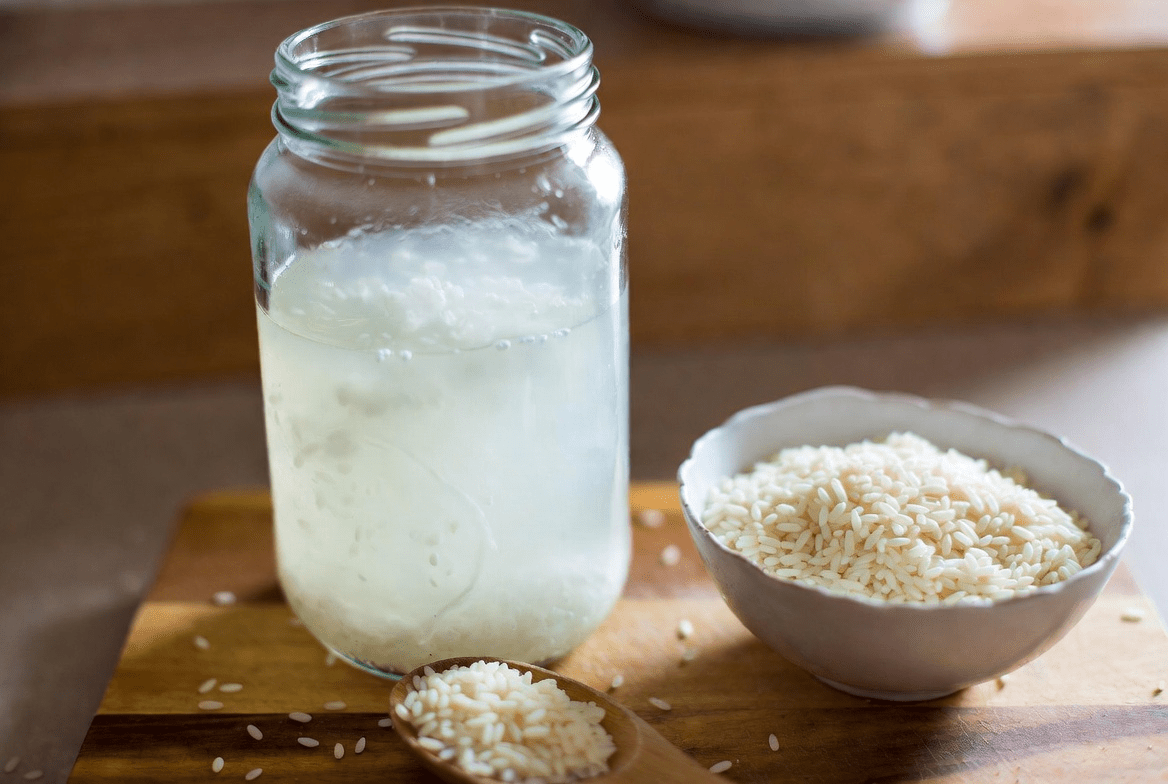 ما هو ماء الأرز ولماذا يحظى بالاهتمام؟