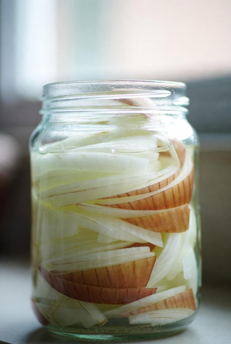 ما الدور الذي يلعبه البصل في دعم صحة العين طبيعيًا في المنزل؟ نصائح يومية مفيدة