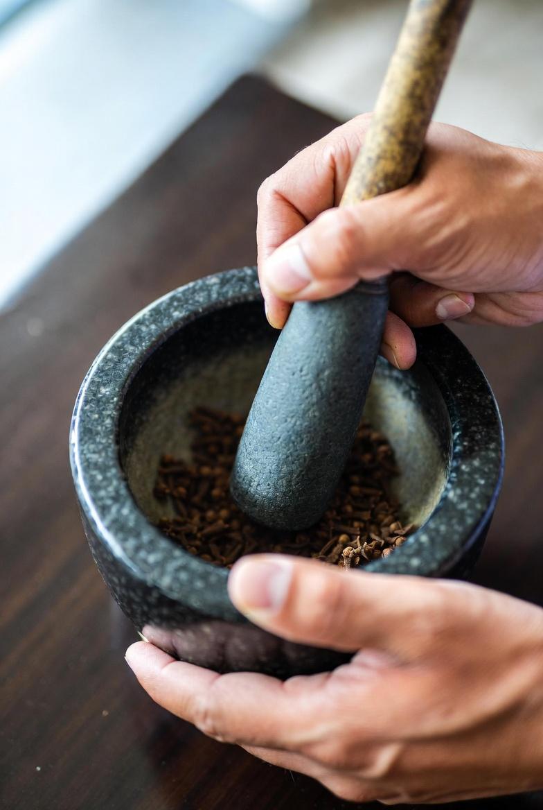 أفكار للعناية الطبيعية بالبشرة: كيفية استخدام القرنفل وزيت جوز الهند لدعم مظهر صحي للبشرة