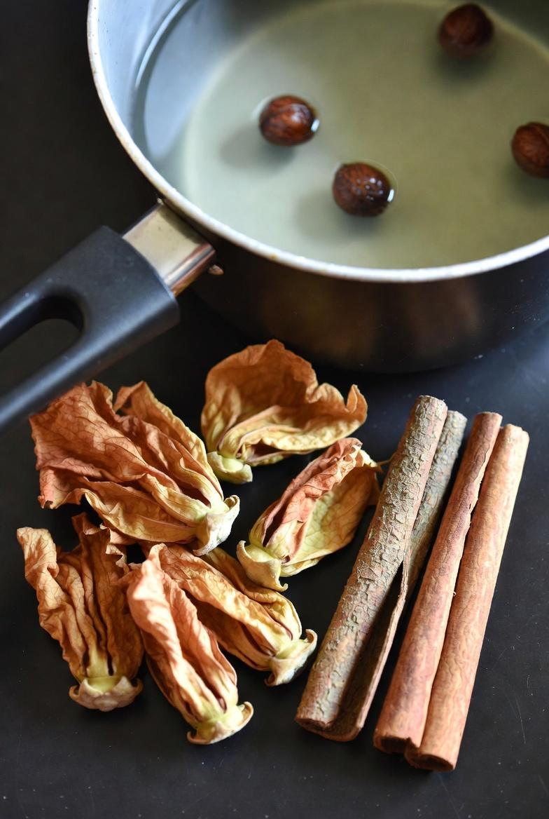 اكتشف الفوائد الصحية المدهشة لشاي الكركديه بالقرفة والقرنفل