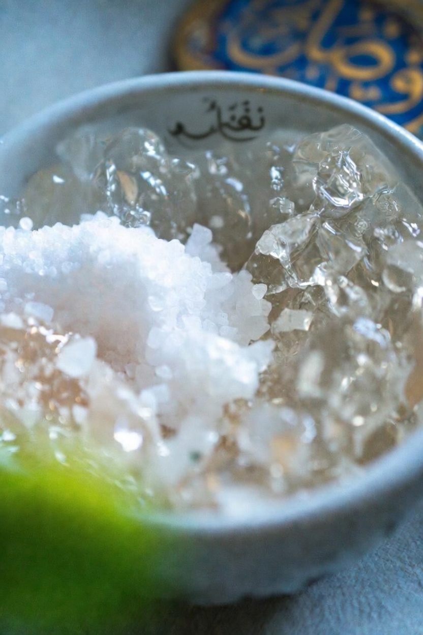 هل جرّبت روتيناً بسيطاً قبل النوم يمزج بين مكوّنين منزليّين شائعين لترطيب البشرة؟