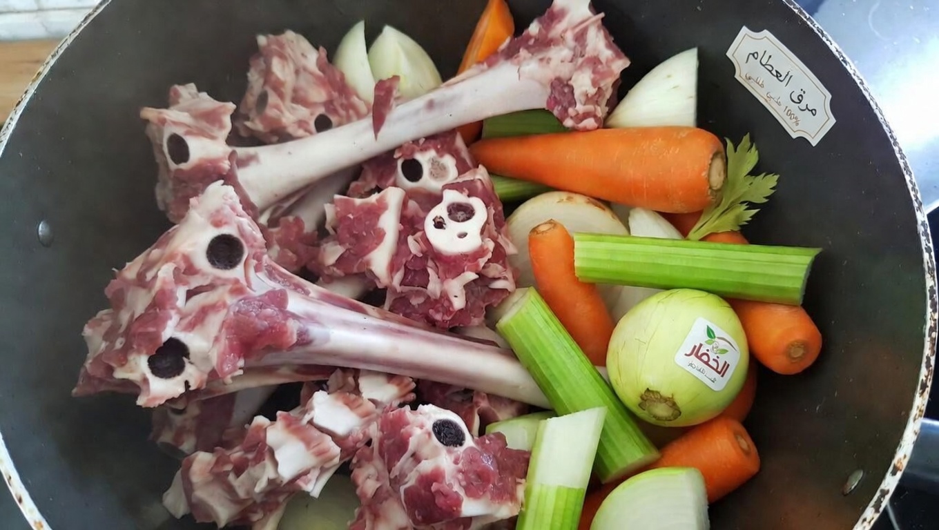 هل يُعد مرق العظام طريقة طبيعية لدعم راحة المفاصل مع التقدم في العمر؟