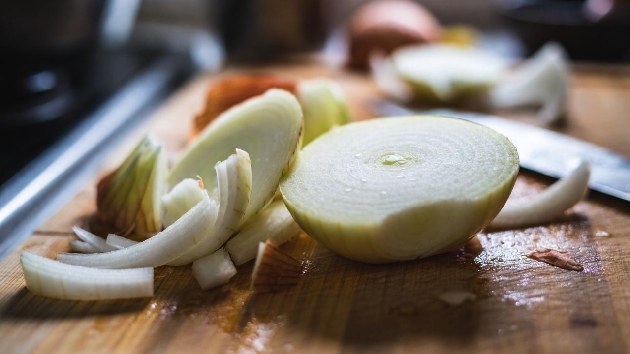 استكشاف الاستخدام التقليدي للبصل لراحة العينين: ما يقوله العلم والفولكلور
