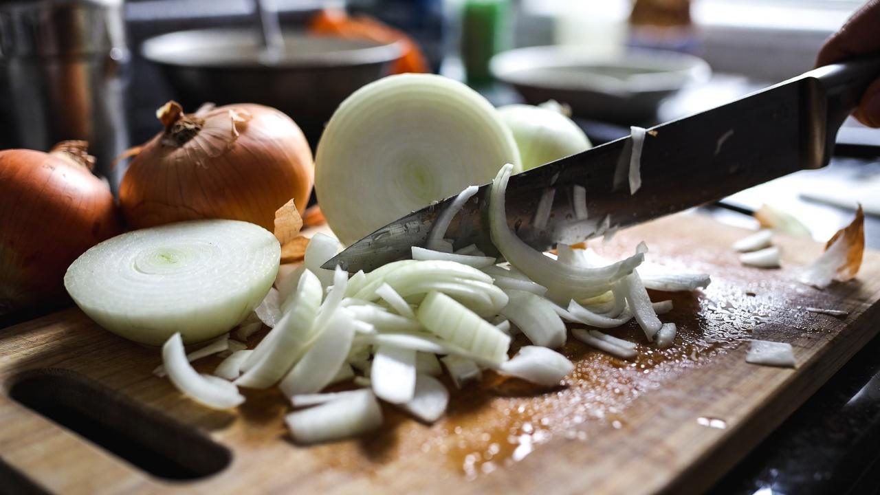 استكشاف الاستخدام التقليدي للبصل لراحة العينين: ما يقوله العلم والفولكلور